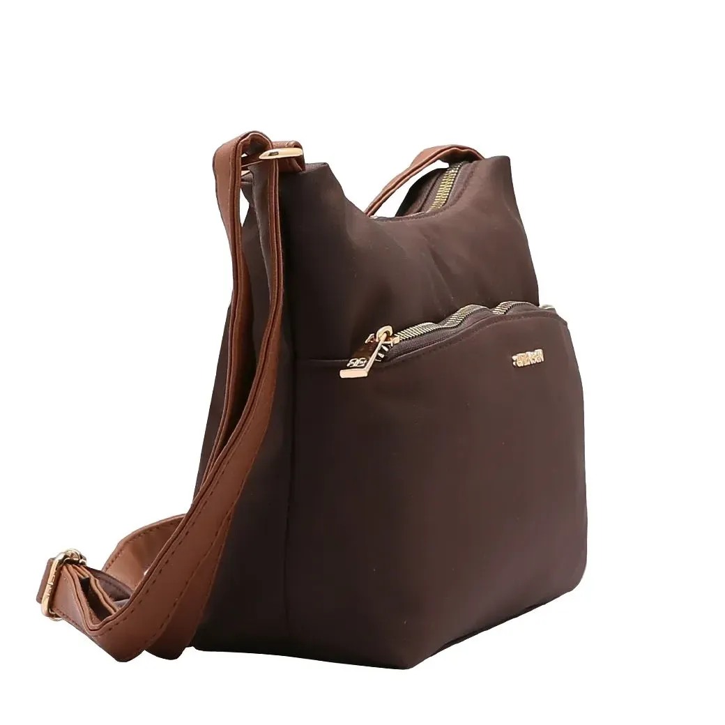 Bolsa transversal feminina Chenson na cor café, confeccionada em microfibra impermeável, vista frontal com bolso zíper dourado e alça ajustável.